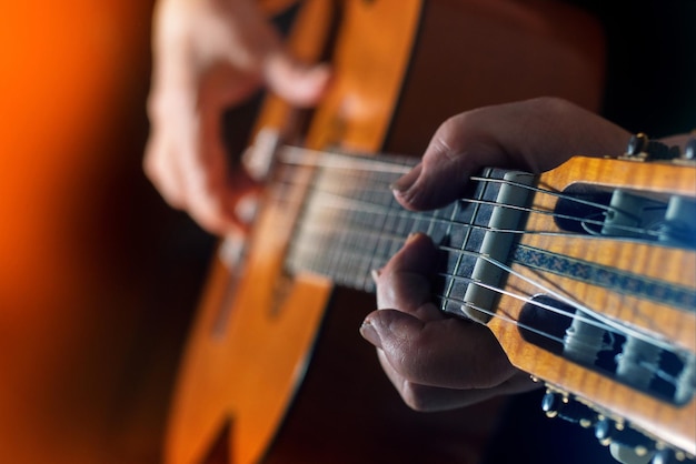 Close-up do homem que joga a guitarra