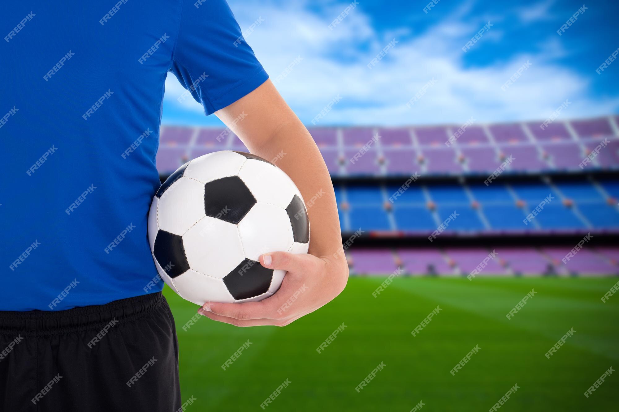 jogador de futebol e jogador de futebol segurando bola no estádio