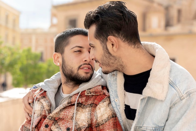 Close-up do jovem casal gay amoroso na rua