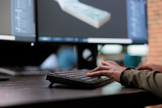 Close-up do líder da equipe do departamento de produção trabalhando em CAD para criar malha de protótipo. Artista de desenho 3D profissional criativo desenvolvendo cena digital usando tecnologia de software avançada.