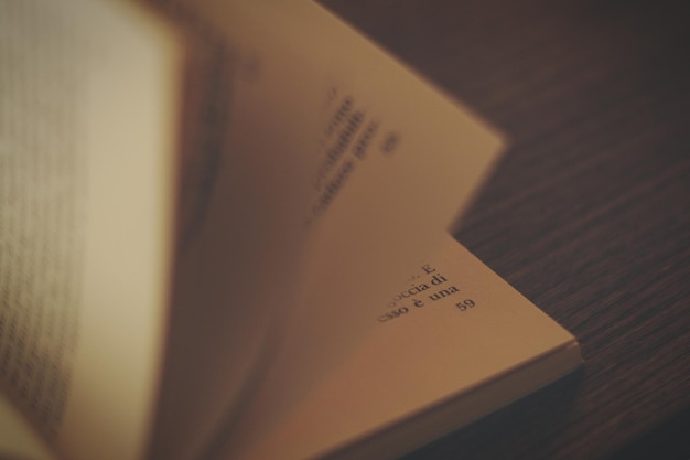 Close-up do livro na mesa