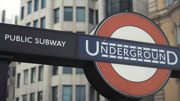 Foto close-up do logotipo moderno do metrô de transporte de londres na praça trafalgar para