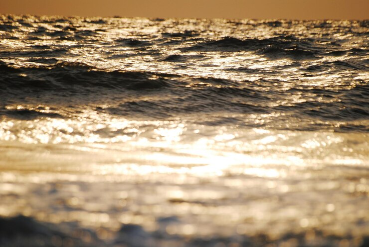 Foto close-up do mar contra o céu durante o pôr-do-sol