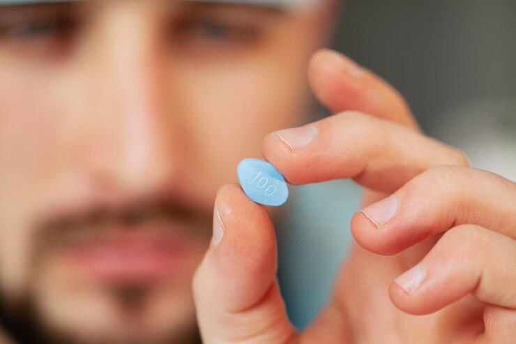 Foto close-up do médico homem segurando o comprimido para a saúde dos homens