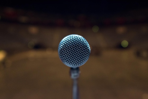 Close-up do microfone no palco