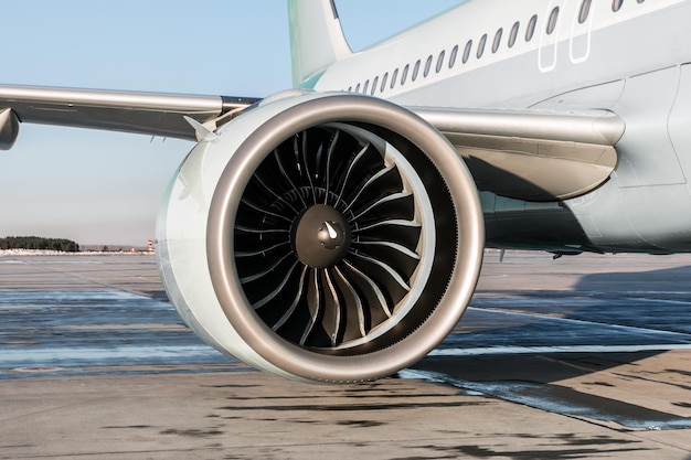 Close-up do motor de um grande avião de passageiros