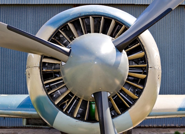 Close-up do motor e hélices de um avião vintage.