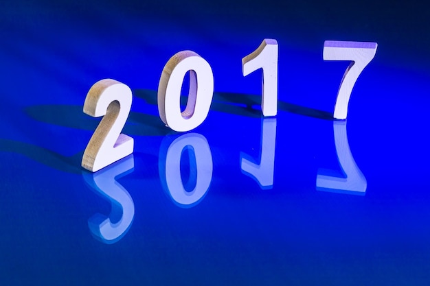 Foto close-up do número 2017 contra fundo azul