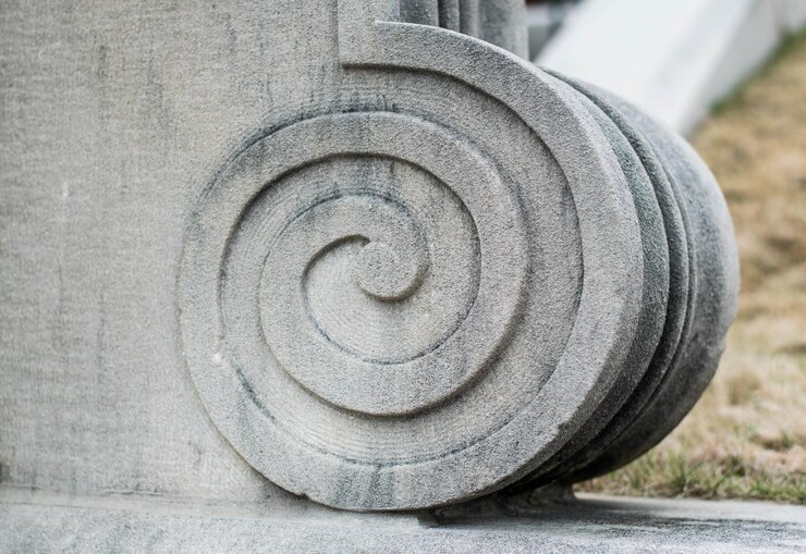 Foto close-up do padrão em espiral na parede de pedra