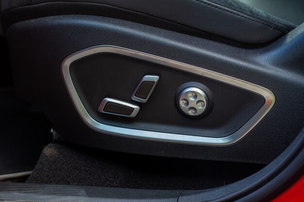 Close up do painel de controle do ajuste do assento do carro elétrico. Posição ajustável do assento do carro. Interior do carro.