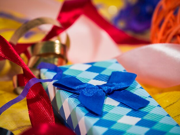 Foto close-up do presente de natal com fita azul