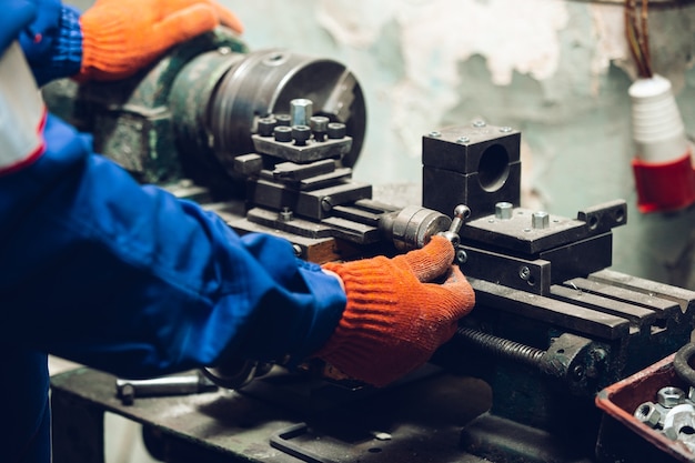 Close-up do reparador de uniforme, construtor profissional, trabalhando com equipamentos de construção. Processo de construção, renovação de apartamento, reparação, construção. Serrar, conectar, cortar, preparar.
