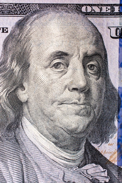 Close-up do rosto de Benjamin Franklin na nota de 100 dólares americanos