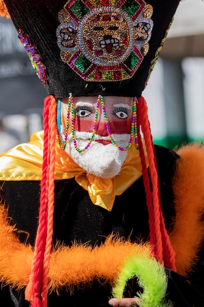 Close up do rosto de uma pessoa com uma máscara chinelo dançando em um carnaval no México