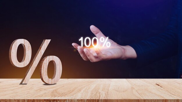Close-up do sinal de porcentagem apoiado em uma mesa de madeira Sinal de porcentagem e taxa de desconto Contabilista Conceito de imposto sobre o valor acrescentado