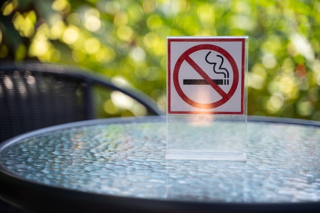 Foto close-up do sinal de proibido de fumar na mesa