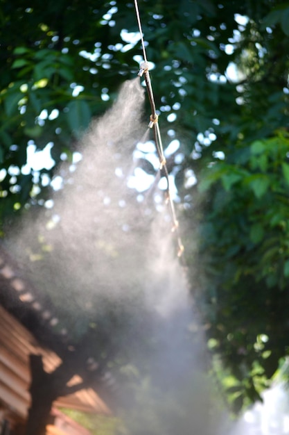 Close-up do sistema de irrigação. umidificação do ar pelo vapor na rua ao ar livre em uma manhã quente de verão