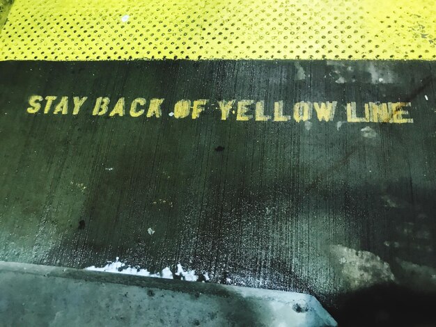 Foto close-up do texto amarelo no carro