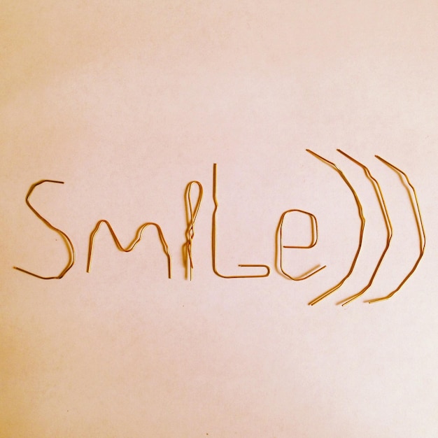 Foto close-up do texto do sorriso na parede