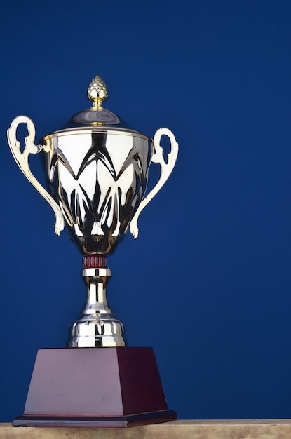 Foto close-up do troféu contra a parede azul