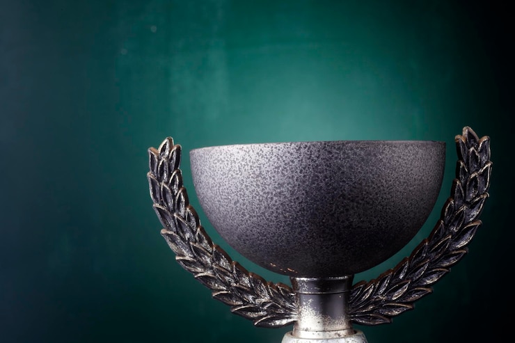 Foto close-up do troféu contra fundo verde