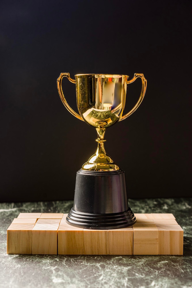 Foto close-up do troféu na mesa contra fundo preto