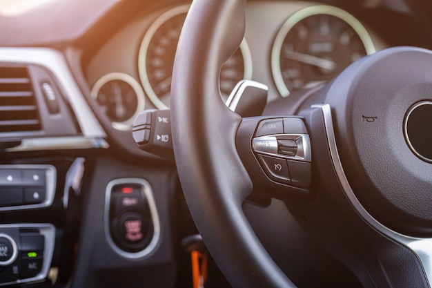 Close-up do volante, detalhes do interior moderno carro