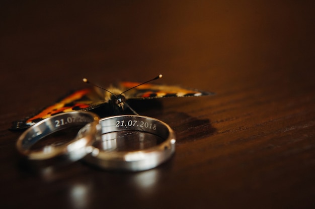 Close-up de dos anillos de bodas de oro para una boda