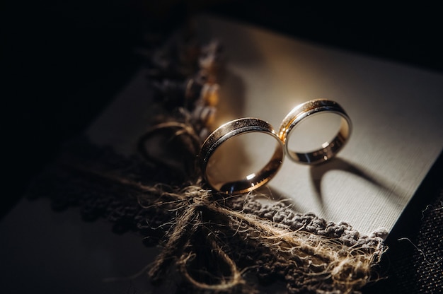 Close-up de dos anillos de bodas de oro para una boda