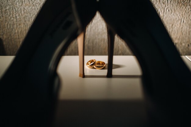 Close-up de dos anillos de bodas de oro para una boda