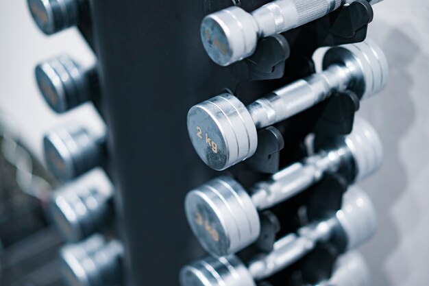 Foto close-up dos equipamentos na academia de treinamento