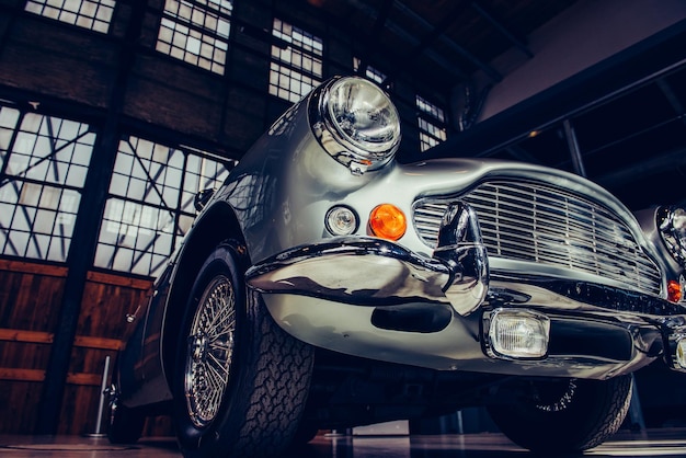 close-up dos faróis e pára-choques dianteiros de um automóvel vintage