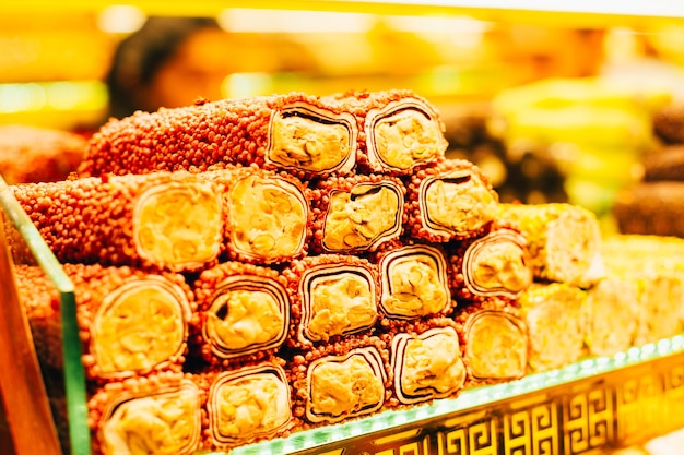 Close-up de dulces orientales delicias turcas en un escaparate