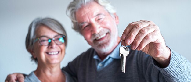 Close-up e retrato de dois idosos ou pessoas maduras comprando uma nova casa, carro ou alguma propriedade