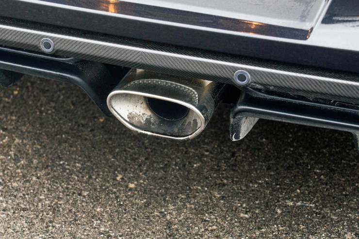 Foto close-up ein auspuffrohr eines autos.