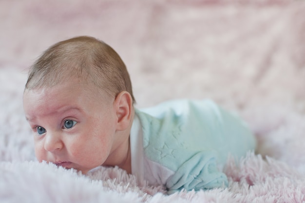 Foto close-up em bebê fofinho infantil