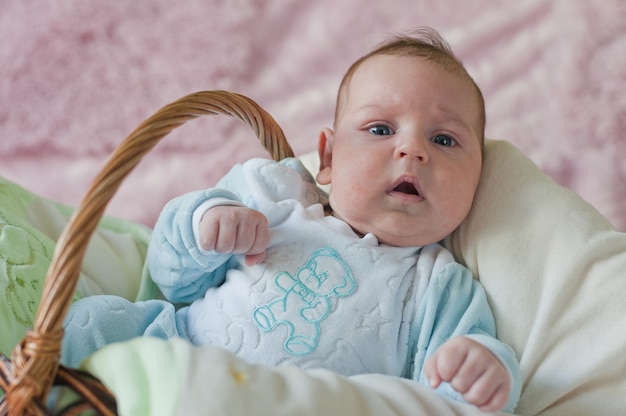 Foto close-up em bebê fofinho infantil