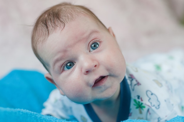 Foto close-up em bebê fofinho infantil