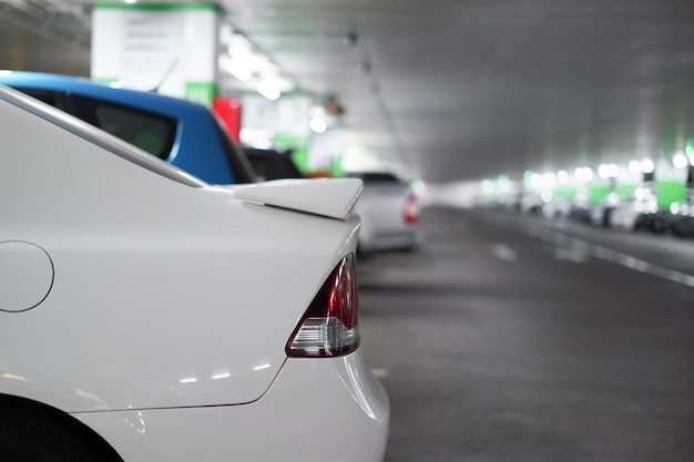 Close-up em carros dentro do estacionamento subterrâneo