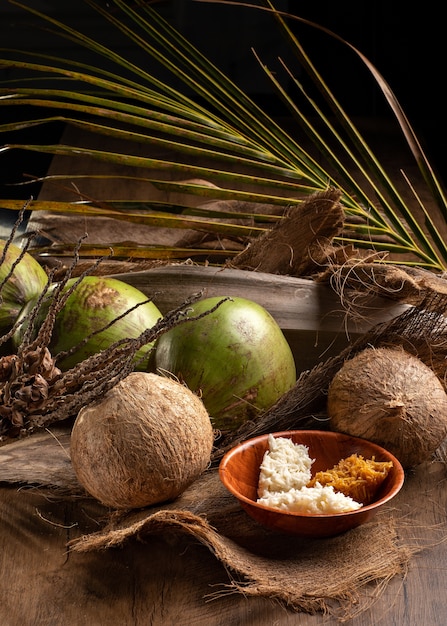 Close-up em cocos maduros e cocos verdes