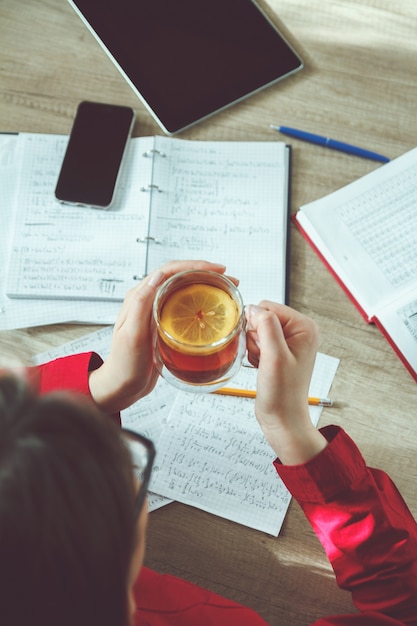 Close-up em jovem resolvendo fórmulas matemáticas