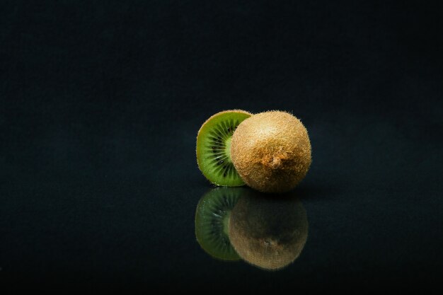 Close-up em kiwi maduro isolado