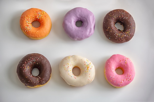 Close-up em multicolor de donuts