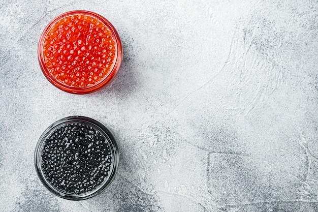 Close-up em potes de vidro com caviar delicioso