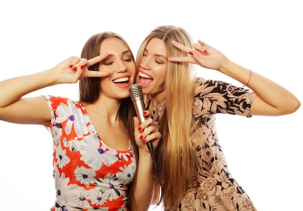Close-up em um grupo de mulheres rindo fazendo festa