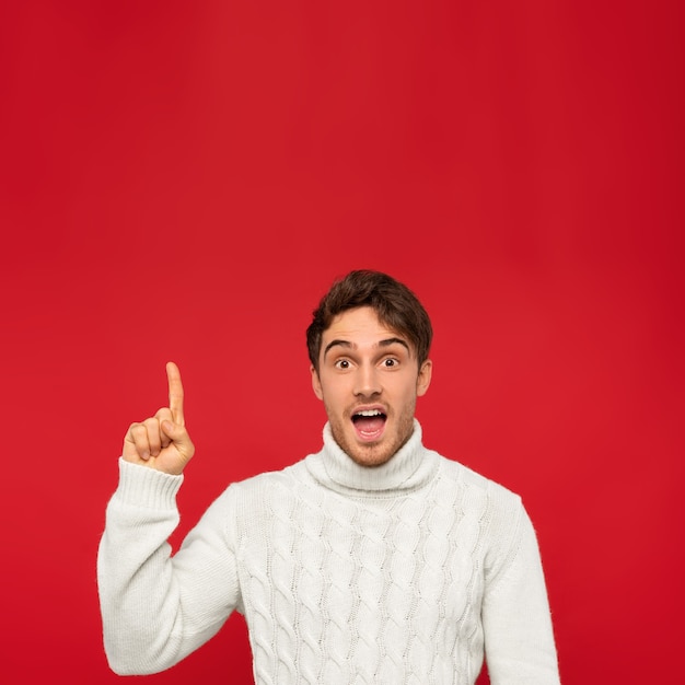 Close-up em um homem sorridente em uma camisola de malha isolada