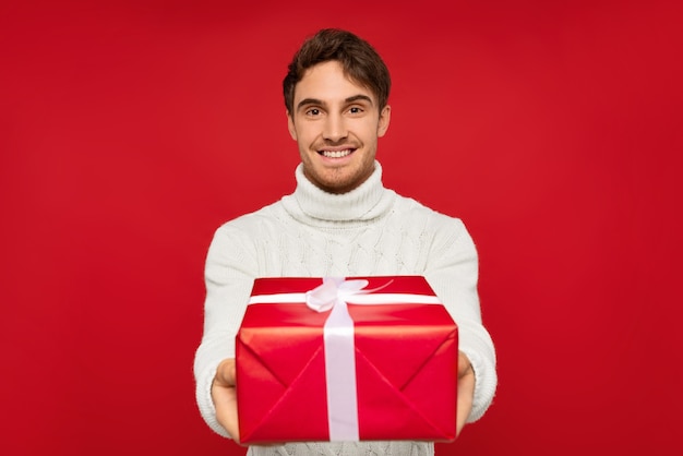 Close-up em um homem sorridente em uma camisola de malha isolada