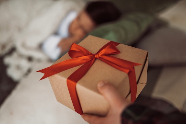 Close-up em uma caixa de presente de Natal embrulhada festivamente