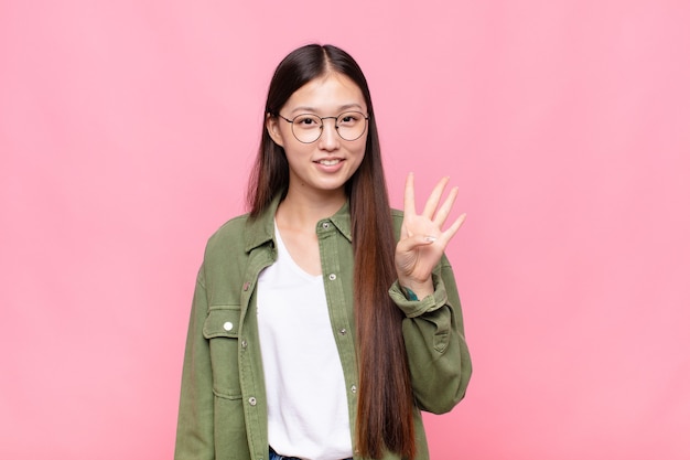 Close-up em uma jovem asiática sorrindo e parecendo amigável