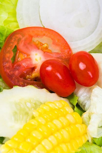 Close-up em uma tigela de salada mista